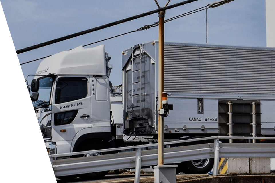 国内物流を行うトラック輸送の様子