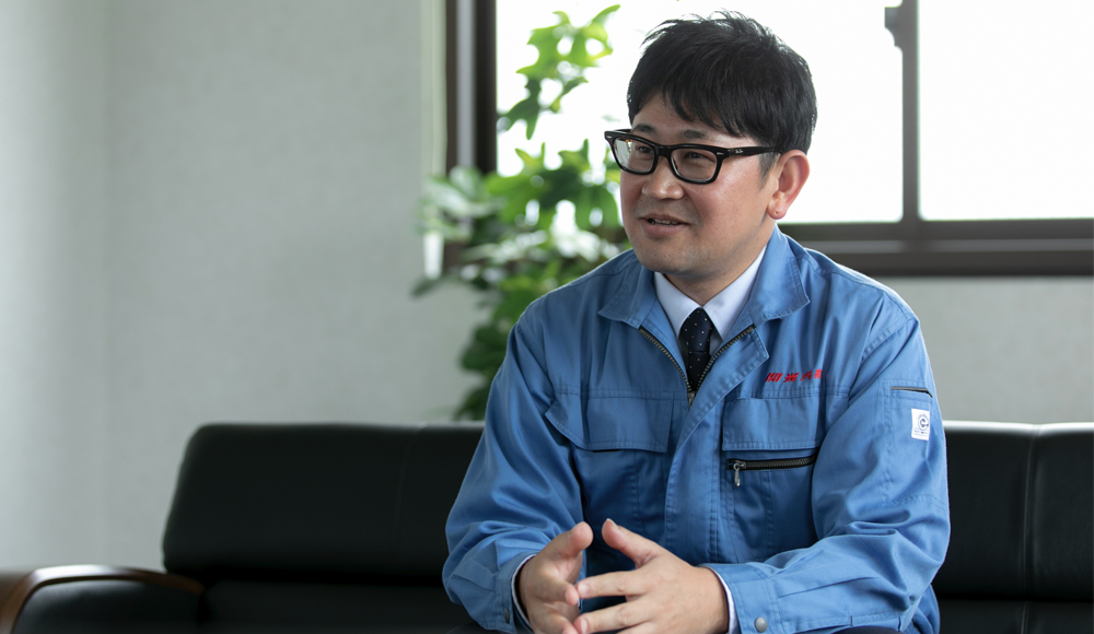 国内物流の顧客に最適な輸送計画を提案する営業担当者
